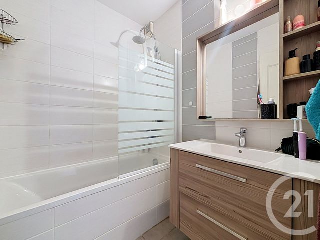 Appartement F5 &agrave; vendre - 5 pi&egrave;ces - 86,25 m2 - Lure - 70 - FRANCHE-COMTE